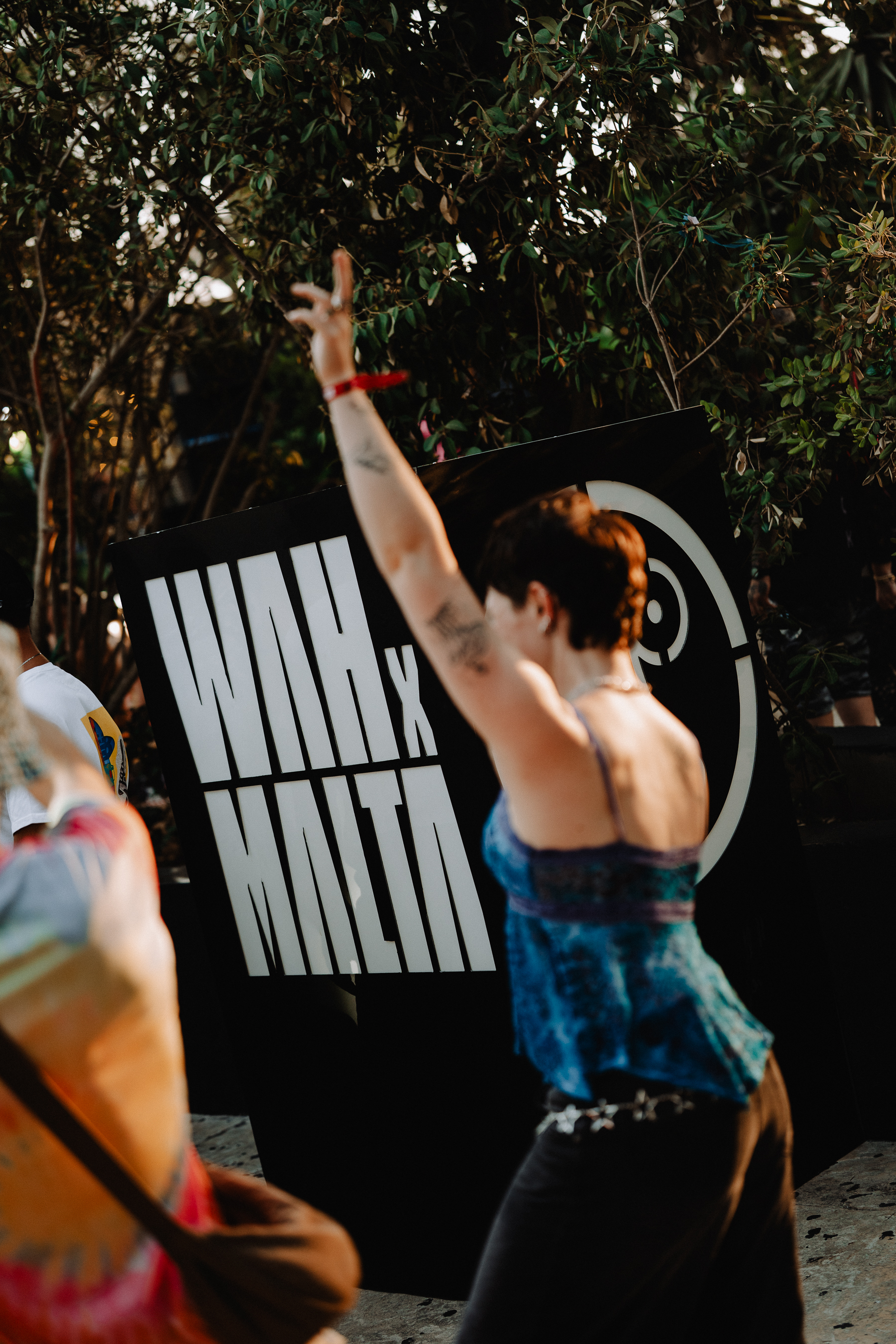 UNO Daytime Garden Dancing